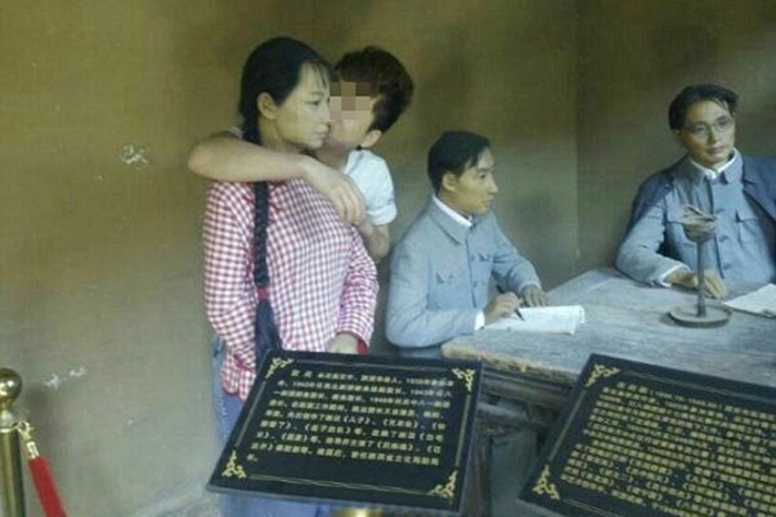 Китайского туриста обвинили в фривольностях с восковой женщиной
