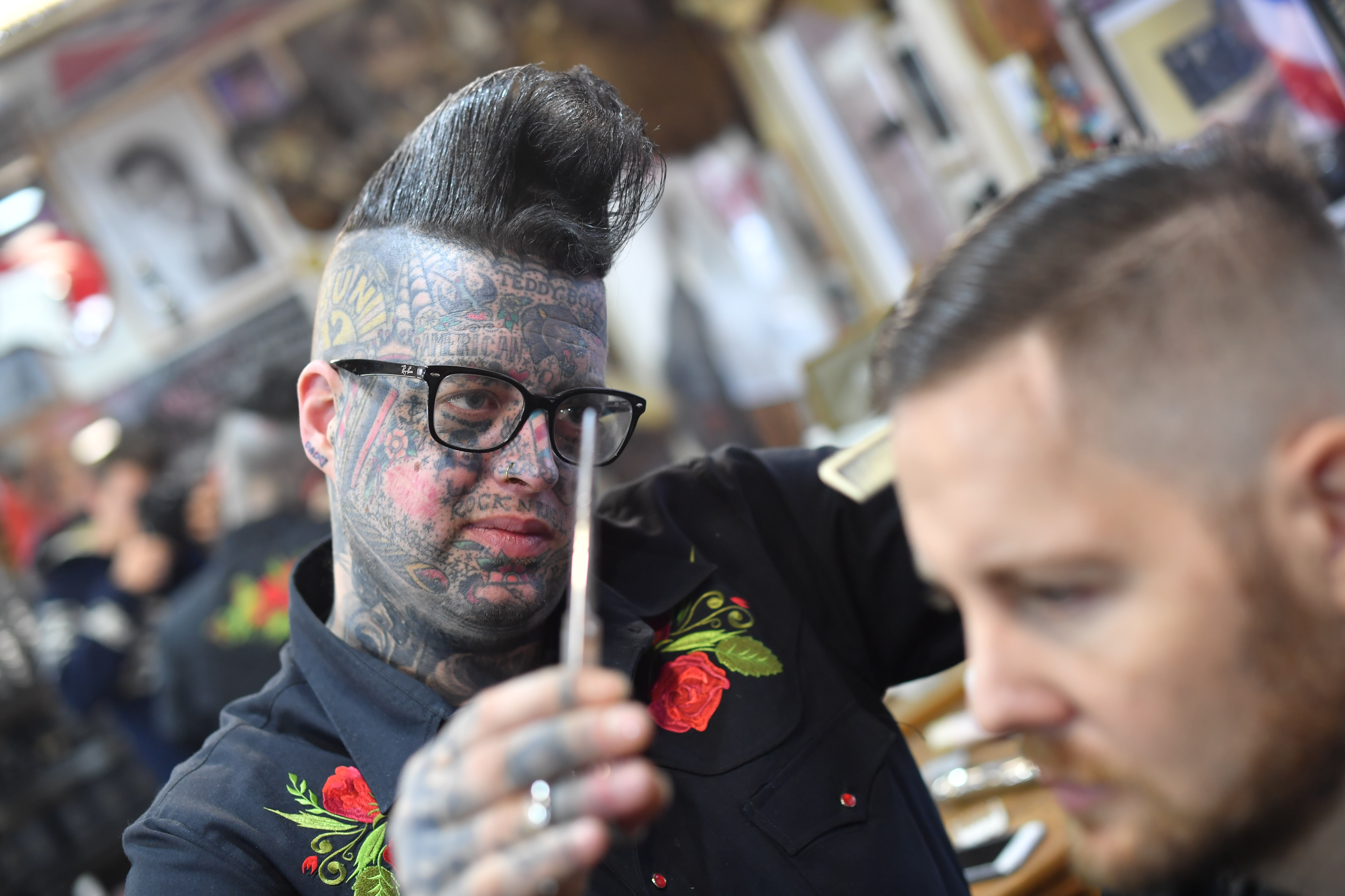 Кассир «Пятерочки» с татуировкой на лице удивил пользователей сети (ФОТО)