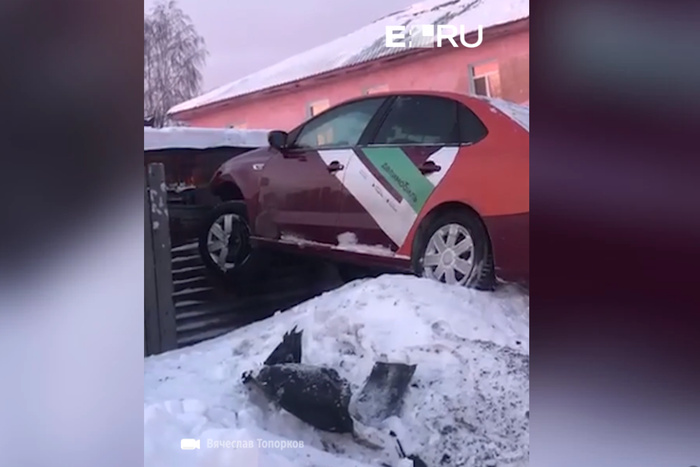 В Свердловской области каршеринговый автомобиль попал в необычную аварию