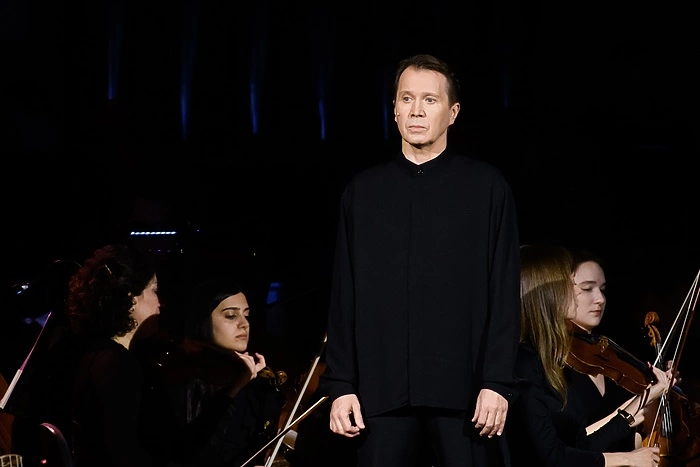 В Свердловской филармонии с аншлагом прошёл моноспектакль с участием Евгения Миронова