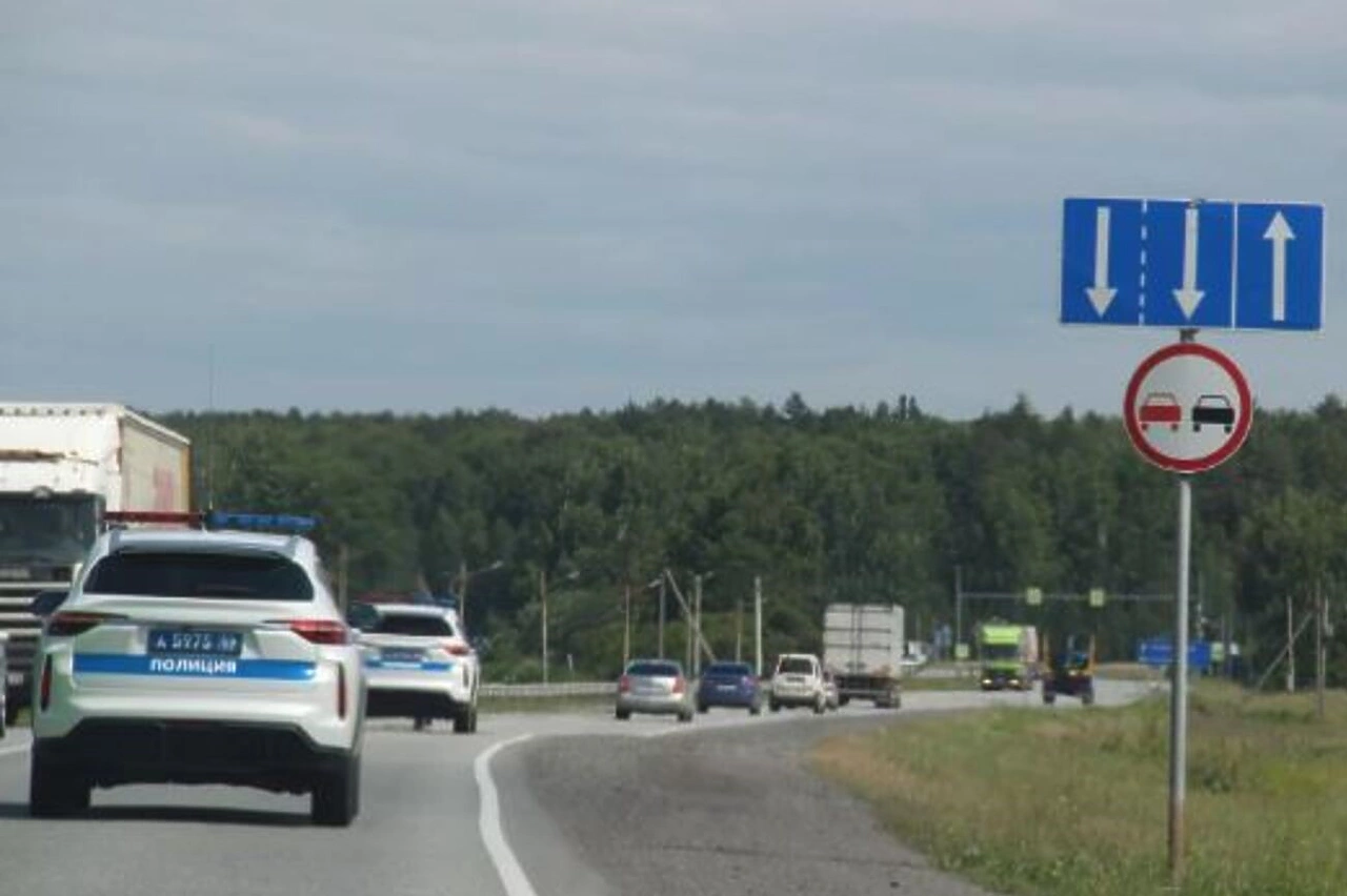 На свердловской трассе ограничили движение из-за аварии
