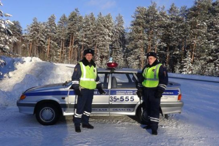 Сотрудники ГИБДД оказали помощь семье с ребенком, замерзающим на трассе
