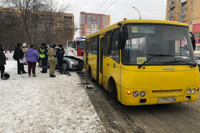 В Екатеринбурге пьяный водитель на легковушке влетел в пассажирский автобус