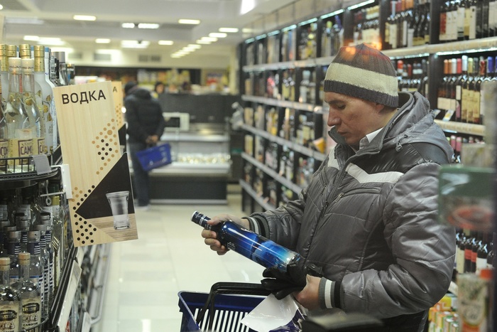В Свердловской области мужчина попытался продать 90 литров алкоголя, приобретенного на свадьбу