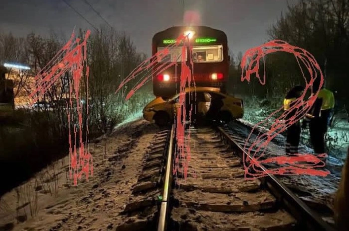 Таксист попал под электричку на ж/д-переезде в Подмосковье, не поняв, что стоит на путях