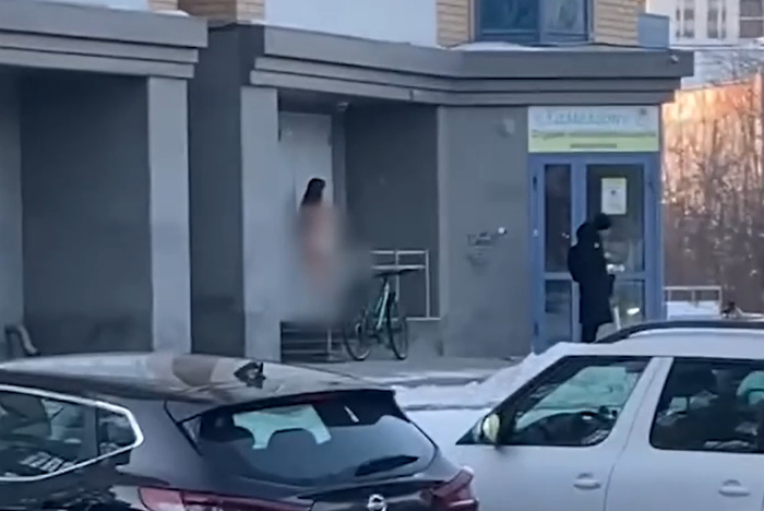 По улице Екатеринбурга пробежала обнажённая девушка