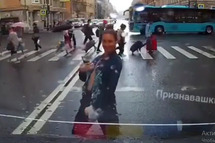 Сексолог из Москвы отблагодарила питерского водителя за вежливость, показав обнаженную грудь