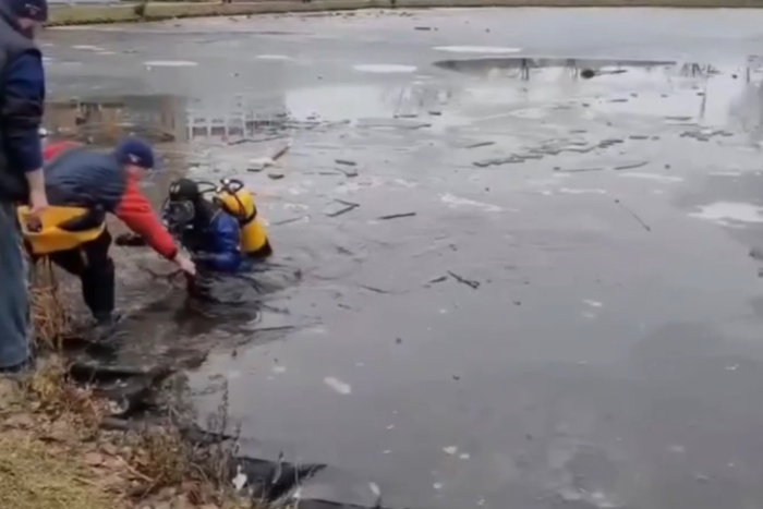 В Москве из воды достали тело мужчины, решившего перейти водоем по тонкому льду