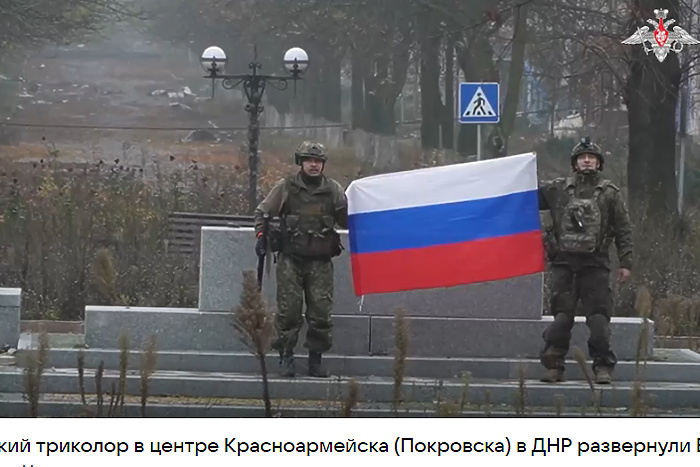 Государственный флаг России развернут в центре Красноармейска