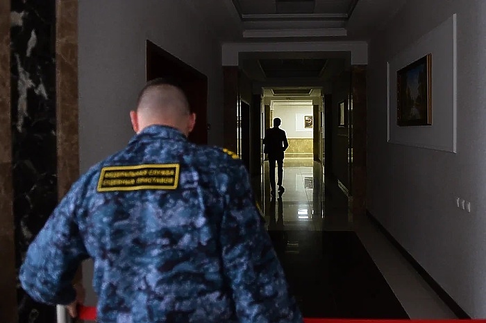 Суд Красноярска арестовал школьницу, напавшую с зажигательной смесью и молотком на класс