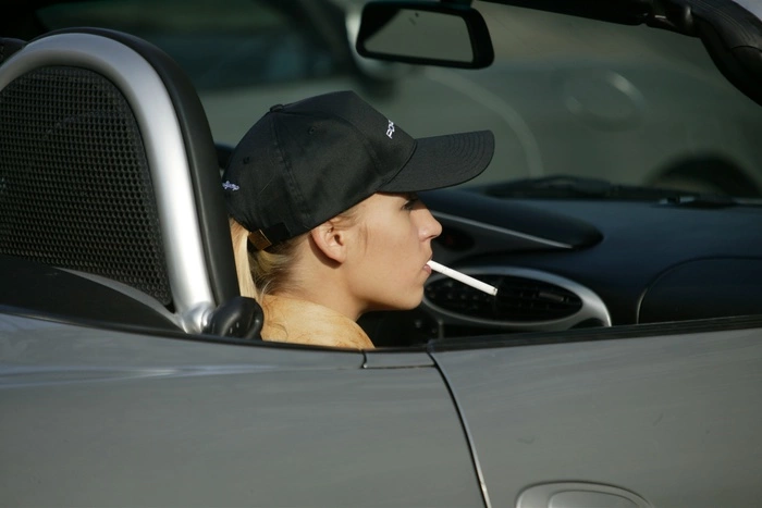 Автомобилистов хотят штрафовать за окурки, выброшенные из окон машин