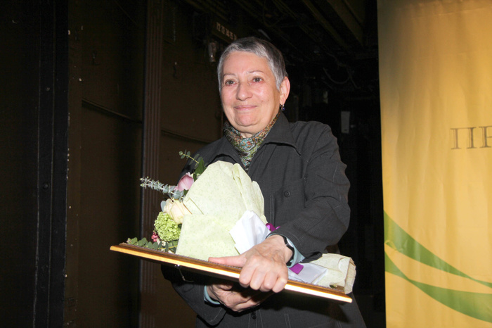 Писательницу Людмилу Улицкую облили зелёнкой на церемонии награждения школьников