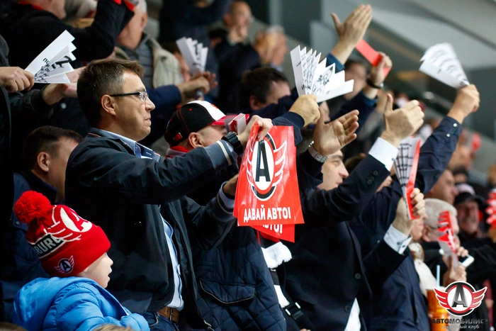 В Екатеринбурге футбольный арбитр покусал полицейского на хоккейном матче