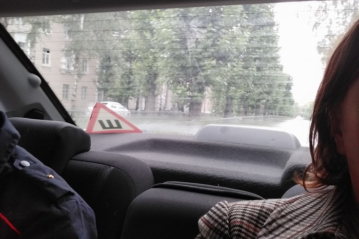 Православную активистку Оксану Иванову везут в суд из-за акции у креста Покраса