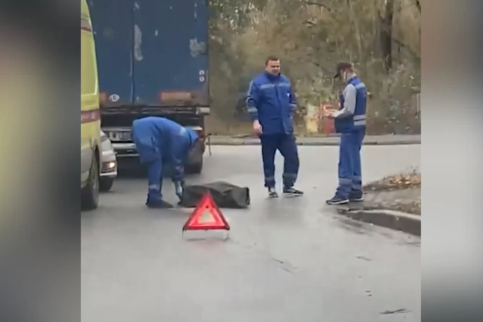 В Екатеринбурге грузовик насмерть сбил женщину