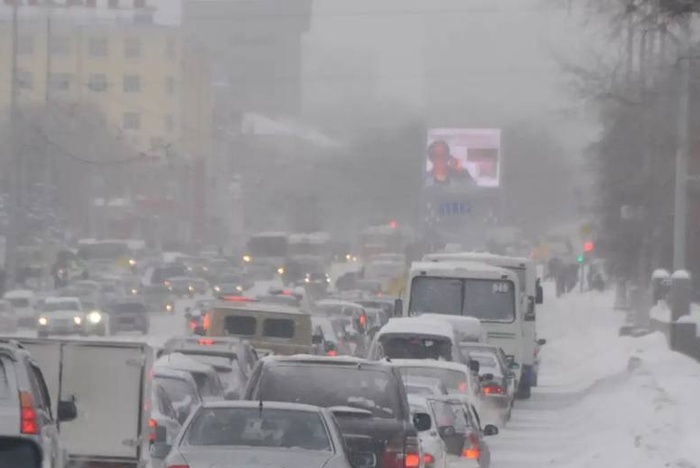 Екатеринбург встал в 9-балльные пробки