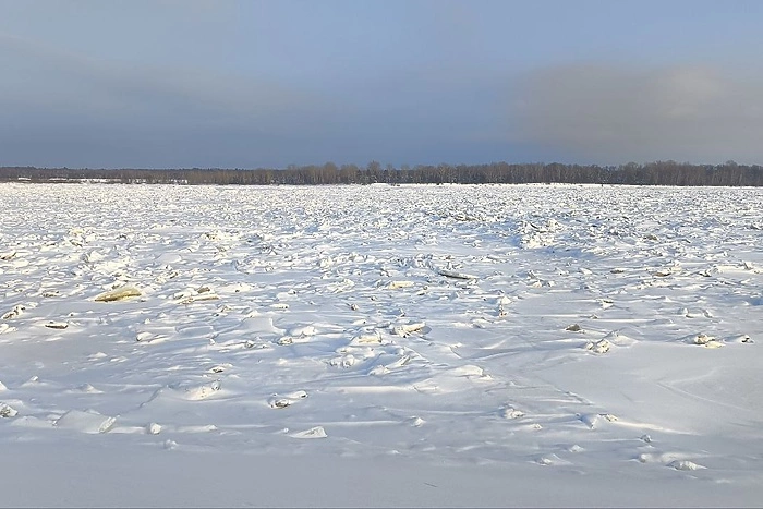«Спасли одного». Снегоход с двумя людьми провалился под лед в Свердловской области