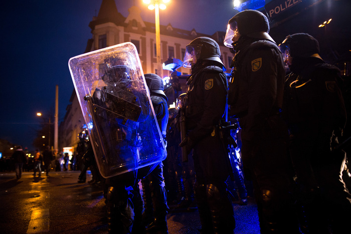 Во время демонстрации неонацистов в Лейпциге пострадали 69 полицейских