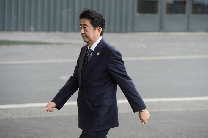 Премьер Японии предложил помочь наладить отношения между РФ и «семеркой»
