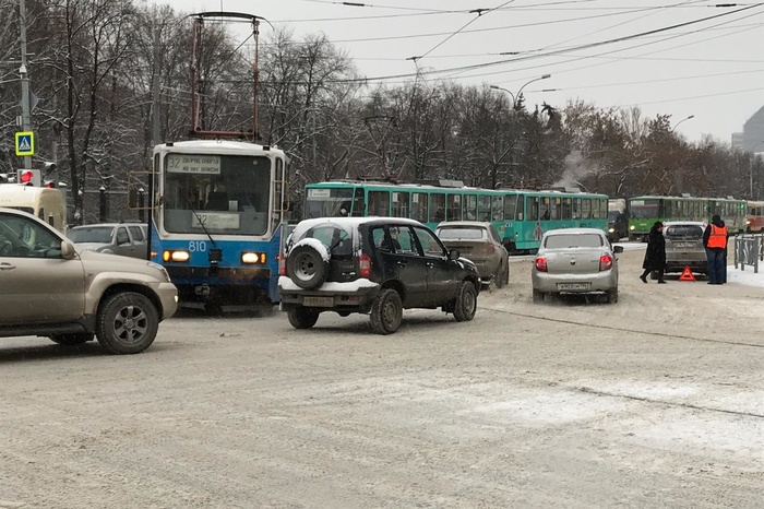Внедорожник столкнулся с трамваем на 8 Марта — Радищева
