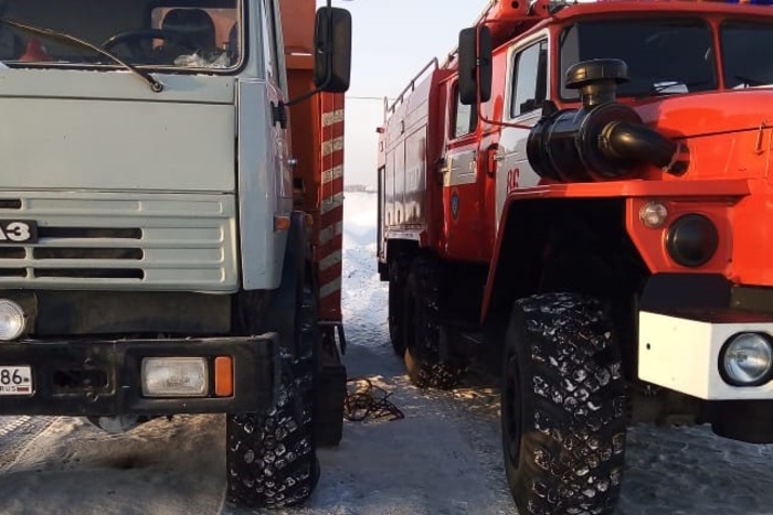 Сотрудники ДПС и спасатели отогрели замерзший на трассе «Камаз»