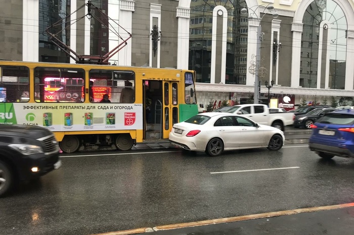 «Мерседес» попал под трамвай напротив «Гринвича» на улице Радищева