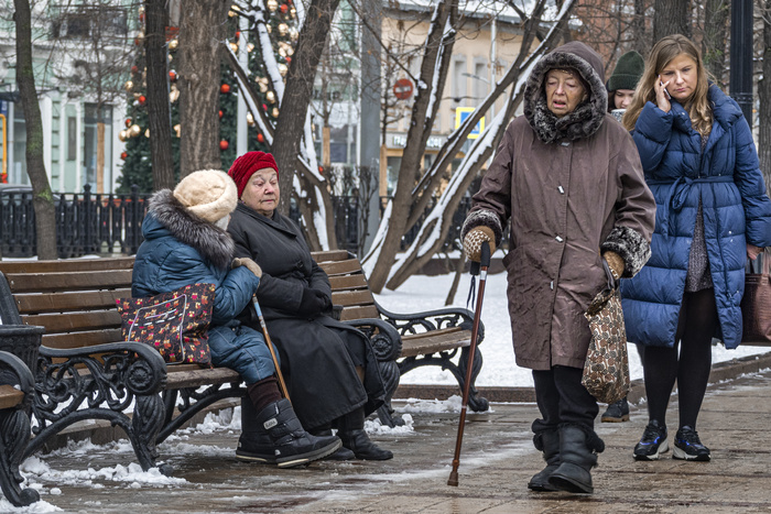 Из-за распространения коронавируса пожилым россиянам порекомендовали оставаться дома