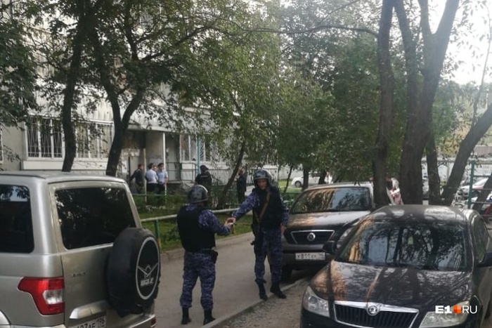 «Потеряли контроль»: в Екатеринбурге два пьяных парня открыли стрельбу из окна