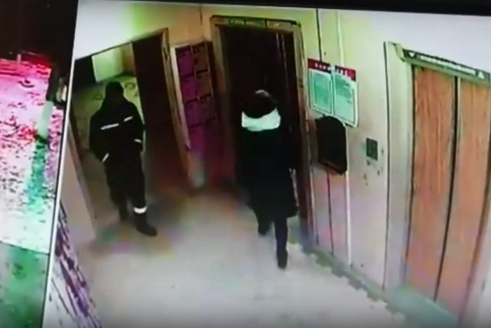 В Екатеринбурге неизвестный напал на девушку в лифте — видео