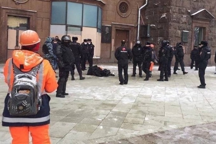 В центре Москвы полицейские спасли мужчину, устроившего акт самосожжения