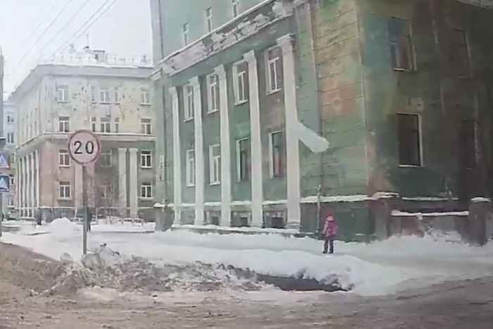 Ребенка едва не убило снежной глыбой