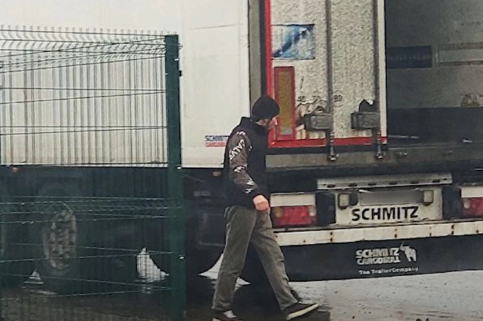 Автохаму, закрывшего номера фуры и устроившего скандал в Екатеринбурге, грозит лишение прав