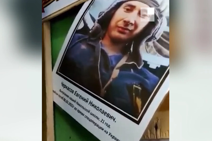 Вместо музея: в свердловской школе портрет погибшего на СВО закинули под диван