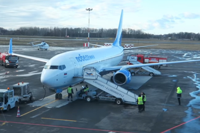 В аэропорту Сочи тягач врезался в самолет, который должен был лететь в Екатеринбург