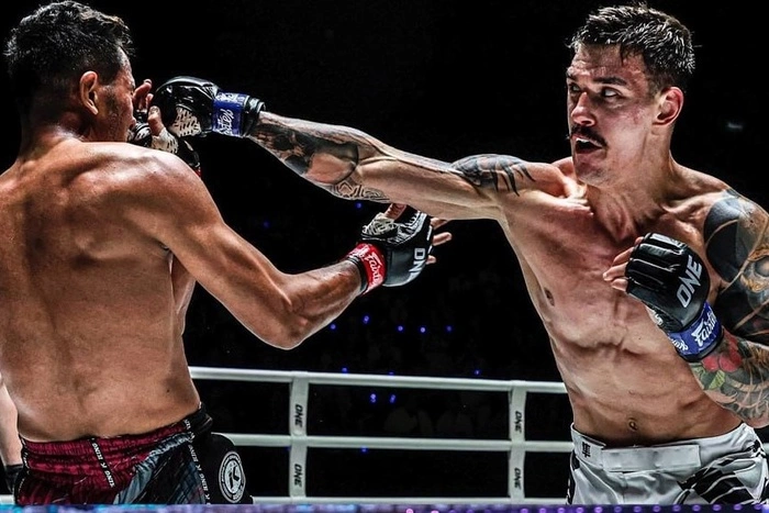 Упал без движения: в Екатеринбурге во время турнира по кикбоксингу пострадал один из бойцов