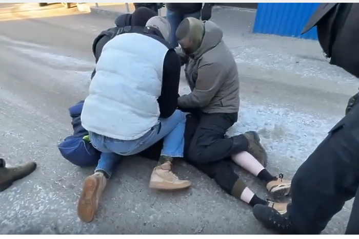 Освободившегося из ИК-10 в Екатеринбурге осужденного при выходе встречала ФСБ