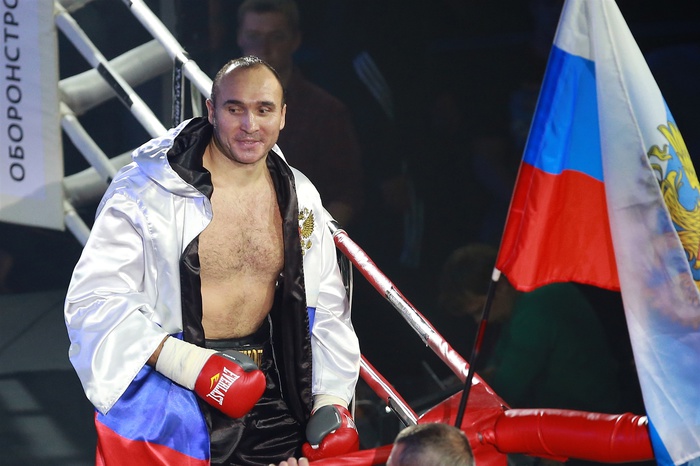 Российский боксер Устинов выиграл бой у американца менее чем за минуту