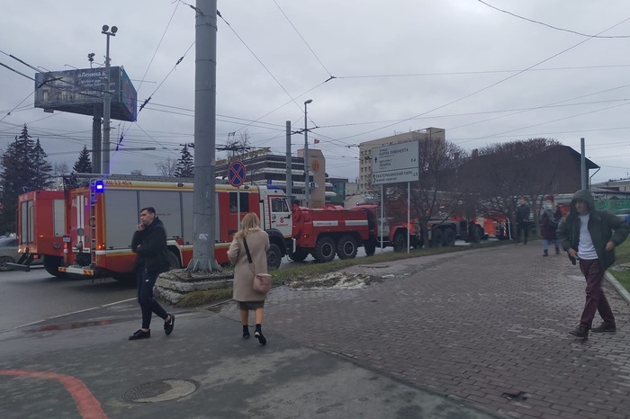 В Екатеринбурге эвакуируют «Высоцкий» из-за возгорания