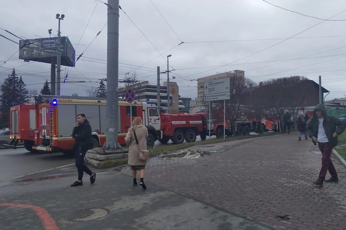 В Екатеринбурге эвакуируют «Высоцкий» из-за возгорания