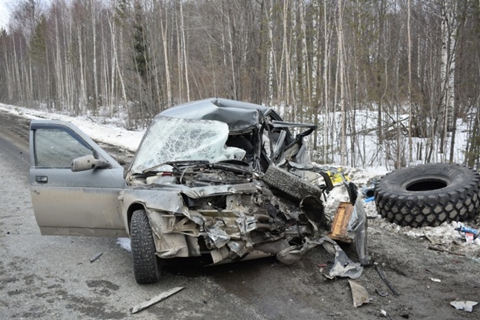На трассе в Свердловской области произошло смертельно ДТП с участием грузовика