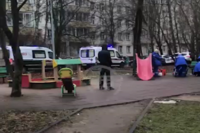 Играли с братом в догонялки: в Москве ребёнок умер на детской площадке от удара палкой по голове