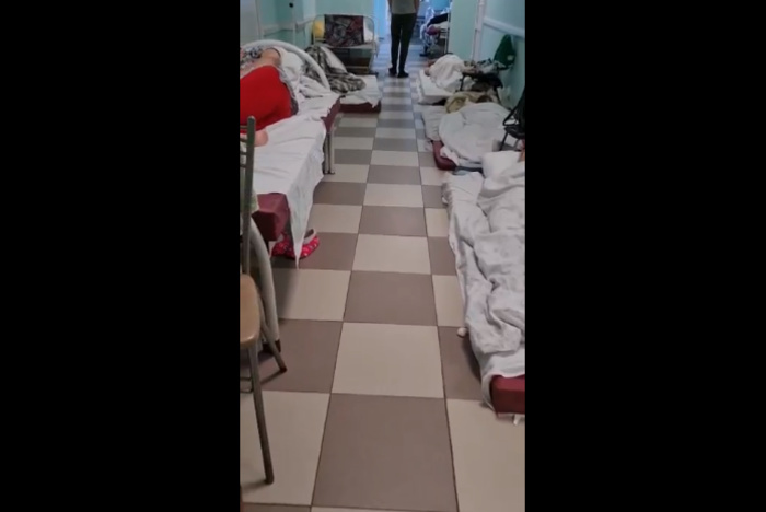 Власти Петербурга проверят информацию о размещении больных коронавирусом на полу в коридоре