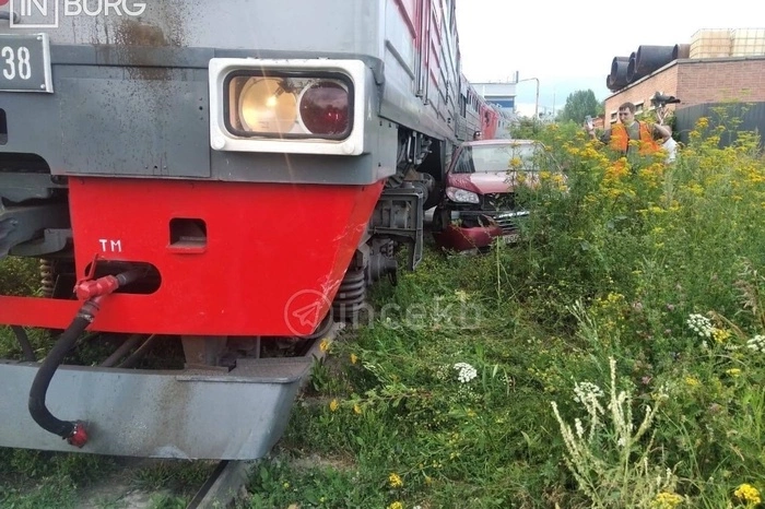 На Уралмаше иномарка угодила под поезд