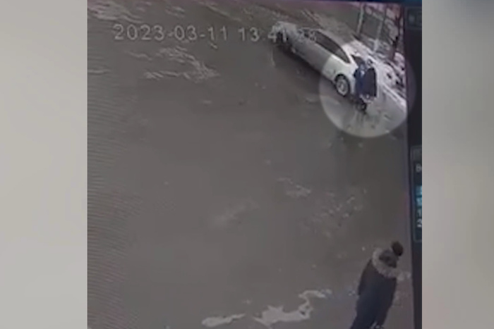 Под Екатеринбургом водитель сбил двух пенсионеров и сбежал