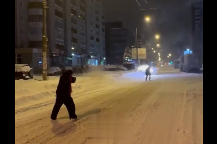 В центре Екатеринбурга двое мужчин устроили битву на римских свечах — видео