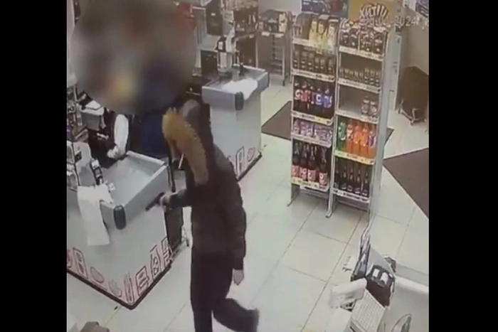 Украл водку: в Екатеринбурге вооруженный игрушечным пистолетом мужчина совершил дерзкое ограбление