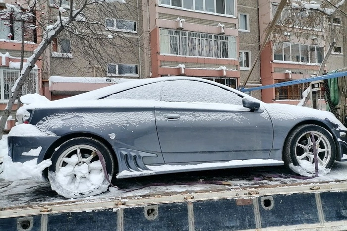 Мужчина нашел идеальное место, чтобы спрятать машину от приставов. Но ничего не вышло