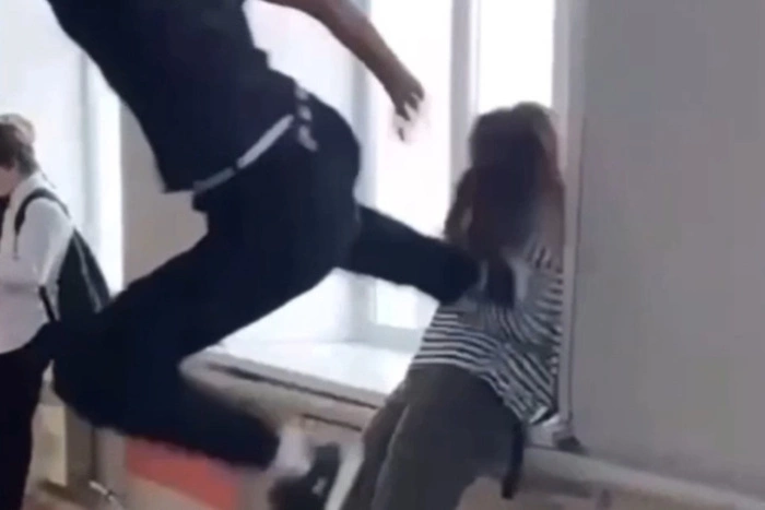 До 7 лет тюрьмы: силовики задержали ударившего ногой свердловскую школьницу подростка