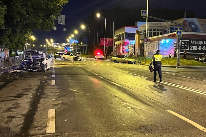 Мы чуть не погибли: пьяный пермяк на грузовике снес семь машин в Екатеринбурге (ВИДЕО)