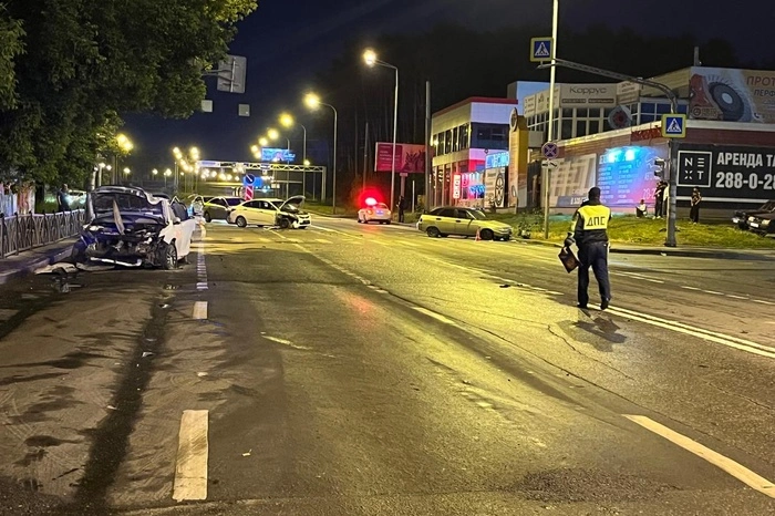 Мы чуть не погибли: пьяный пермяк на грузовике снес семь машин в Екатеринбурге (ВИДЕО)